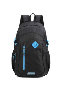 Zaino nero con accenti blu, dotato di numerose tasche con zip, spallacci imbottiti, un logo a forma di diamante e una superficie testurizzata.