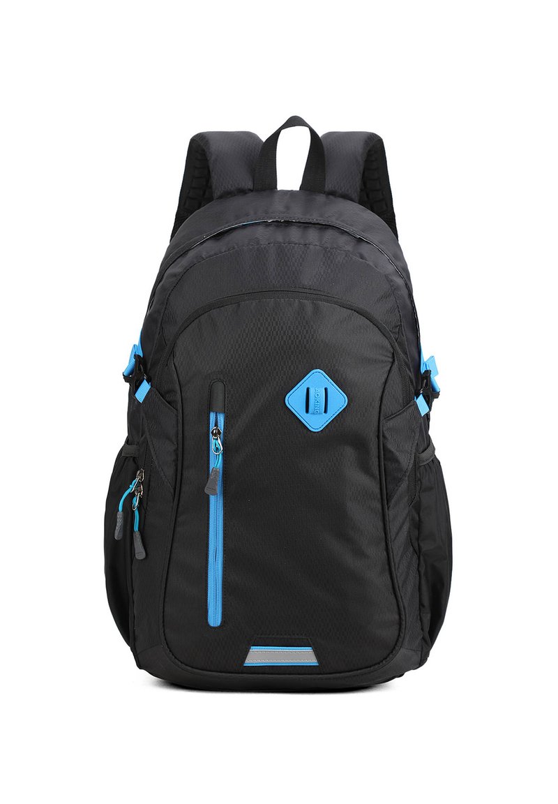 Zaino nero con accenti blu, dotato di numerose tasche con zip, spallacci imbottiti, un logo a forma di diamante e una superficie testurizzata.