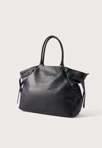 Musta nahkainen käsilaukku, jossa sileä pinta, kaksinkertaiset yläkahvat ja sivuhihnat. Koristeltu kultaisen värisillä metalliosilla. Tilava, jämäkkä muotoilu.