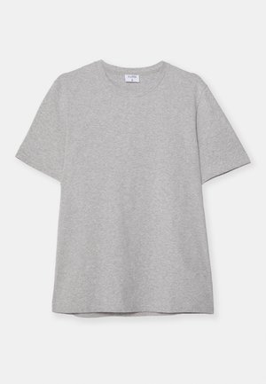 Camiseta gris de manga corta hecha de una tela suave y texturizada. Presenta un cuello redondo clásico y un dobladillo recto, adecuada para uso casual.