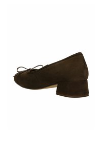 Chaussure en daim brun à talon carré avec un bout arrondi et un petit nœud sur le devant. Texture lisse, hauteur de talon basse. Vue de côté.