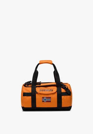 Borsa a duffel arancione con base nera, due manici neri e un patch con la bandiera norvegese. Materiale testurizzato con un compartimento principale con zip.