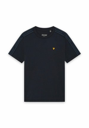 Mørkeblå t-shirt med rund hals og korte ærmer, med en gul fuglelogo på brystet og Lyle & Scott branding på skulderstriber.