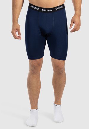 Navyblaue, enganliegende Shorts aus glattem Stoff, mit einem schwarzen, elastischen Bund und weißem "SMILODOX"-Logo sowie einem unterstützenden Frontbeutel.