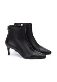 Bottes noires en cuir à cheville avec un bout pointu et un talon fin. Présente une fermeture éclair dorée et un détail de logo subtil sur le côté.