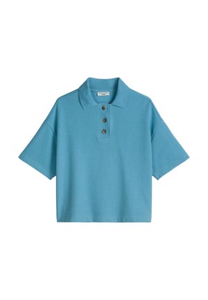 Blauw, kortermig, cropped poloshirt met een kraag en drie bruine knopen op de voorplacket.