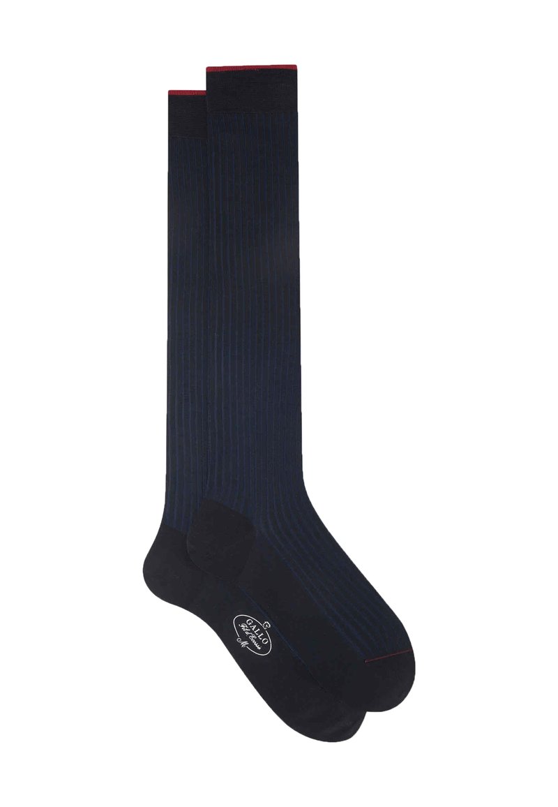 Calze al ginocchio blu navy con texture a coste e un bordo scuro in evidenza nella parte superiore. Piede nero uniforme con il logo del brand sulla suola.