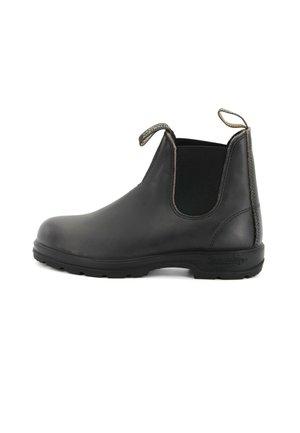 Stivali alla caviglia in pelle nera con pannelli elasticizzati sui lati, linguette di suola e suola in gomma. Texture liscia, punta arrotondata e dettagli di cucitura minimi.