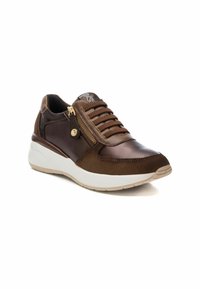 Zapatillas marrones que presentan una combinación de cuero suave y ante. Diseño de cordones con una cremallera lateral y suela blanca en contraste.
