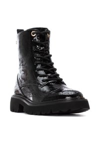 Botín negro de charol con cordones, acabado texturizado, ojales dorados y suela gruesa negra. Presenta un diseño robusto y un caño alto.