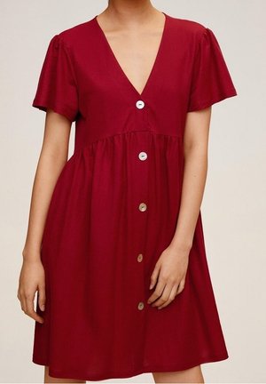 Vestido rojo de manga corta con escote en V, abertura con botones, cintura fruncida y tejido suave. Presenta botones plateados y una silueta fluida.