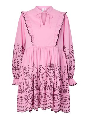 Rosa langermet kjole med rysjekant, svart blomsterbroderi, knyting i halsen, innsvinget midje og bølget kant.