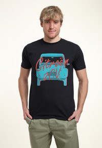 Černé bavlněné tričko se stylizovanou ilustrací vintage Citroënu 2CV v tyrkysové barvě a červeným textem, kulatý výstřih, standardní střih.