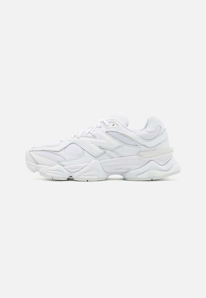 Baskets blanches de sport avec panneaux en mesh, fermeture à lacets, semelle rembourrée et marquage discret sur une tige lisse et texturée.