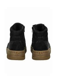 Sneaker mid-top nere con una parte superiore texturizzata, rivestimento in pelliccia e suola in gomma; presentano zip e un logo 'pg' prominente sul tallone.