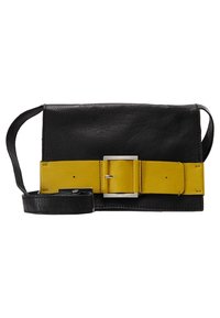 Borsa a tracolla in pelle nera con una larga cintura gialla e dettaglio della fibbia argentata sul davanti, e una tracolla nera regolabile.