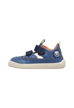 Sandalo blu per bambini con due cinturini in velcro blu navy, fodera interna arancione, suola bianca e logo del procione Naturino sul tallone.