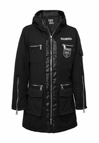 Schwarzer Kapuzenparka mit mehreren Reißverschlusstaschen, vorderen Aufnähern mit den Aufschriften "ARMY-XX62" und "CIPO&BAXX 666" sowie Lederbesatz entlang des Reißverschlusses.