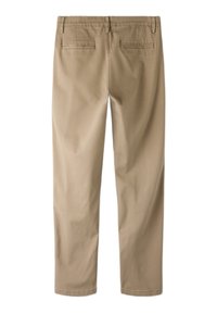 Pantaloni beige a gamba dritta con una texture liscia; presentano due tasche posteriori e una cintura con passanti per cintura.