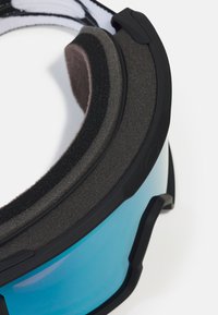 Skibril met een slank zwart frame, zachte schuimvoering en blauw gespiegeld glas, met hoekige randen en een gestructureerde grip.