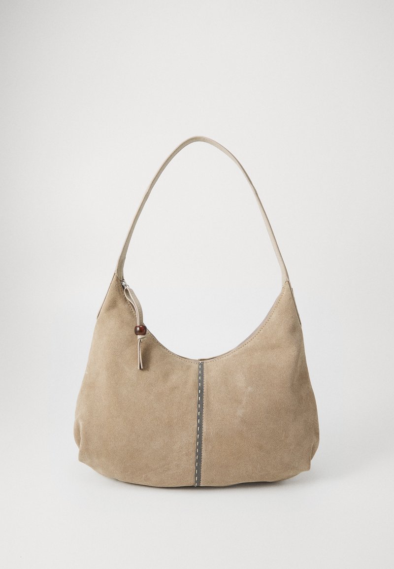 Beige nubuck olkalaukku, jossa on kaareva kahva, vetskari sulkema ja ruskeita helmiä korostamassa. Ominaisuuksiin kuuluu keskeinen pystysauma ja pehmeä rakenne.