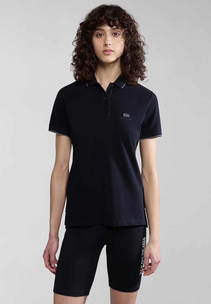Marine polo shirt met korte mouwen, slim fit en met witte kraagdetails. Bevat een klein logo op de borst. Gepaard met zwarte shorts.