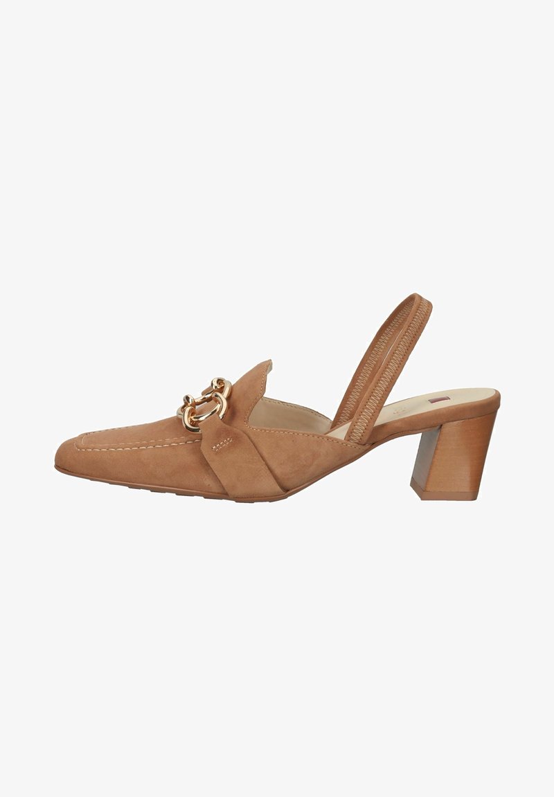 Zamszowy sandał na obcasie typu slingback w kolorze jasnobrązowym, z ostrym noskiem, ozdobiony złotym łańcuszkiem i średnim, blokowym obcasem. Detale szwów z teksturą na powierzchni.