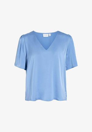 Svijetloplava bluza kratkih rukava s V-izrezom i blago napuhanim rukavima, izrađena od glatkog, svilolikog tkanja.