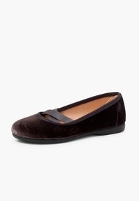 Ballet flat in velluto nero con punta arrotondata, fascia elastica sul collo del piede e tomaia texturizzata. Fodera interna liscia e suola piatta.