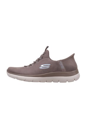 Grijze sportieve schoen met een gladde, suede-achtige bovenkant, vetersluiting en een witte rubberen zool. Bevat een zilveren logo aan de zijkant.
