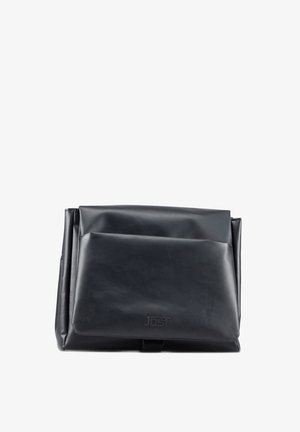 Schwarz rechteckige Tasche aus strukturiertem wasserdichtem Material. Verfügt über einen gefalteten Deckel und eine Fronttasche mit geprägt Logo der Marke.