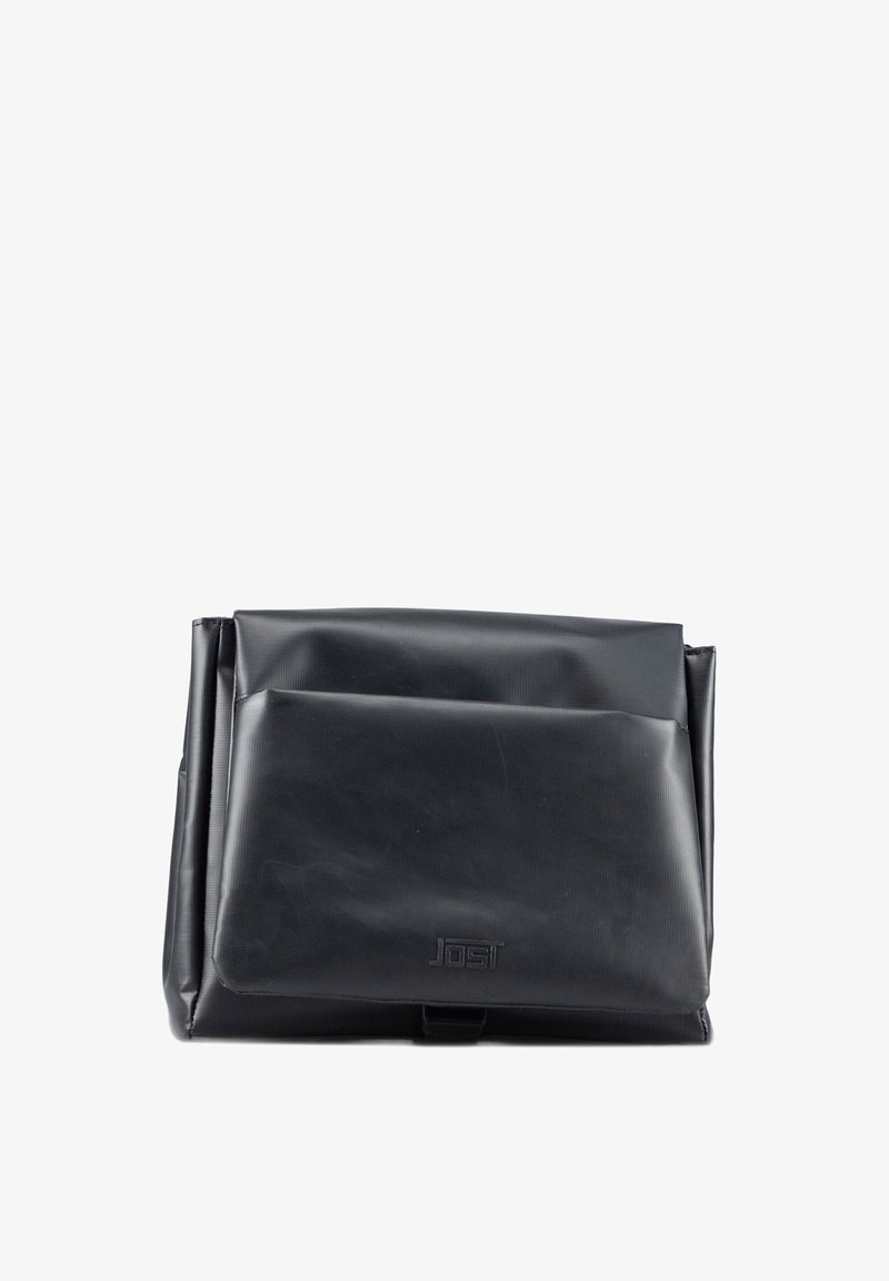 Schwarz rechteckige Tasche aus strukturiertem wasserdichtem Material. Verfügt über einen gefalteten Deckel und eine Fronttasche mit geprägt Logo der Marke.