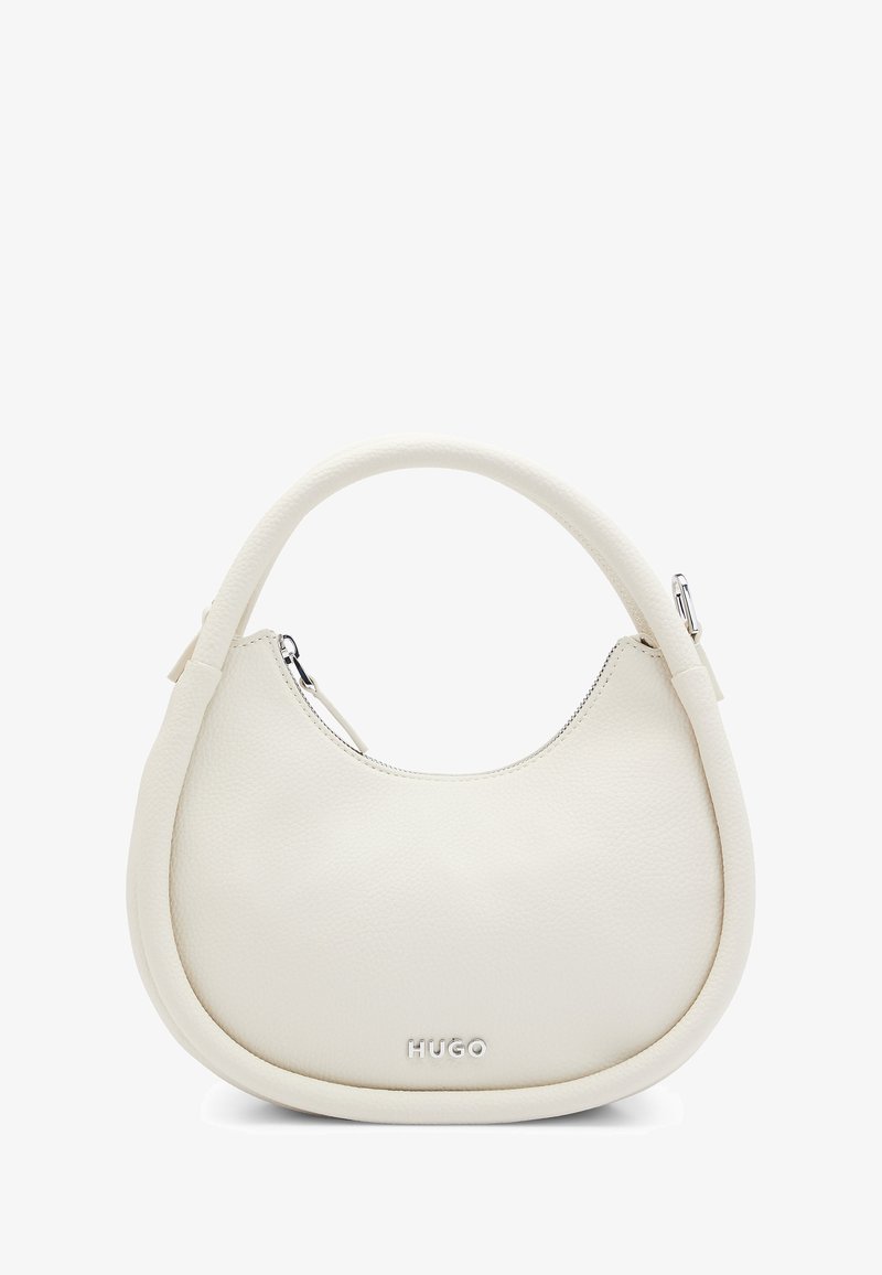 Weiße Lederhandtasche mit runder Form, einem einzigen Griff und einem Reißverschluss oben. Besitzt ein silbernes Logo an der Vorderseite und eine strukturierte Oberfläche.