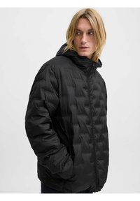 Schwarze Steppjacke mit Kapuze, Reißverschluss, gestepptem Design und seitlichen Taschen, aus einem leichten, glänzenden Material gefertigt.