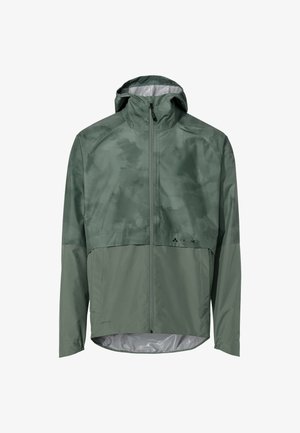 Giacca impermeabile verde con cappuccio, dotata di zip frontale, maniche lunghe e una texture liscia. Caratterizzata da una lieve lucentezza e un motivo sottile.