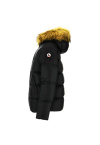 Chaqueta acolchada negra con capucha con ribete de piel amarilla, mangas largas y un parche de logo circular en la parte superior del brazo, vista de perfil.