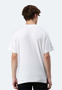Kurzarm-weißes T-Shirt aus weicher Baumwolle, mit einem klassischen Rundhalsausschnitt und lockerer Passform. Glatte Textur, keine sichtbaren Muster oder Grafiken.