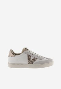 Sneaker in pelle bianca con dettagli in suede, caratterizzate da un grande logo "V" glitterato, un tab sul tallone beige e una fodera testurizzata. Design classico.