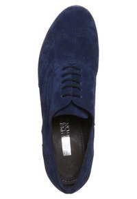 Marinblå mockalackskor med broguedetaljer och rund tå. Har en smidig svart innersula och minimalistiska snörningar.