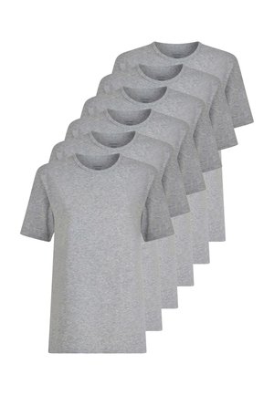 Sei t-shirt semplici di colore grigio chiaro a maniche corte e collo rotondo, disposte in una pila sfalsata su sfondo bianco.