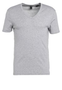 Šedé bavlněné tričko s výstřihem do V, krátkými rukávy a volným střihem. Má hladkou texturu a standardní lem.