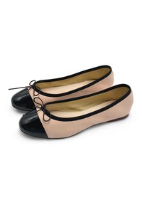 Ballerine con un corpo in pelle blush liscia, punta in vernice nera e un piccolo fiocco sul davanti. Interno foderato morbido.