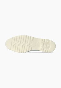 Semelle de sneaker blanche en caoutchouc texturé, avec des rainures horizontales et verticales pour l'adhérence. Marquage minimal visible.