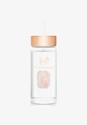 Heldere glazen waterfles met een koperen deksel, met een roze kristal erin. De merknaam "CRYSTALLOVE" is in roségoud gedrukt.