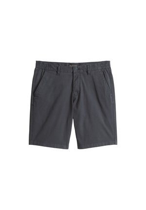 Donkere grijze casual korte broek met knoop aan de voorkant, lussen voor een riem, elastische zijkanten aan de tailleband en schuine zijzakken, plat uitgespreid op een witte achtergrond.