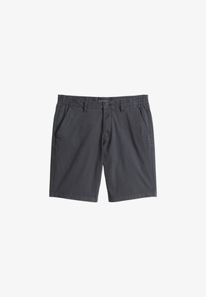 Donkere grijze casual korte broek met knoop aan de voorkant, lussen voor een riem, elastische zijkanten aan de tailleband en schuine zijzakken, plat uitgespreid op een witte achtergrond.