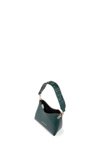 Borsa a tracolla in pelle color teal con chiusura a zip, tracolla con borchie e hardware dorato. Presenta una finitura liscia e il logo impresso sul davanti.