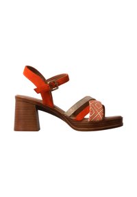 Sandale à talon orange avec bride à la cheville, brides avant dorées et à motifs, et talon bloc marron superposé, vue de côté.