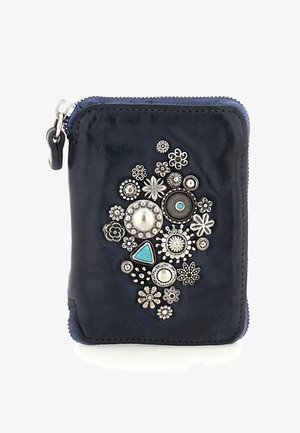 Piccola pochette in pelle blu navy con cerniera, decorata su un lato con borchie metalliche argentate e turchesi a forma di fiori e cerchi.