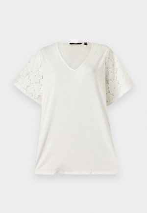 Άσπρο T-shirt με V-λαιμόκοψη και κοντά δαντελωτά μανίκια με λουλουδένια μοτίβα, τοποθετημένο επίπεδα σε ανοιχτό φόντο.